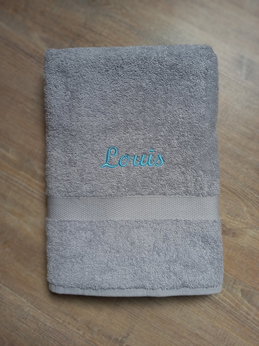 Gepersonaliseerde handdoek licht grijs met naam geborduurd