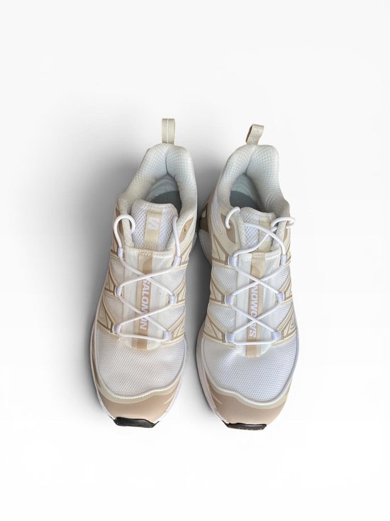 Bovenkant van witte Salomon XT-6 Expanse sneakers met crèmekleurige accenten en witte veters.
