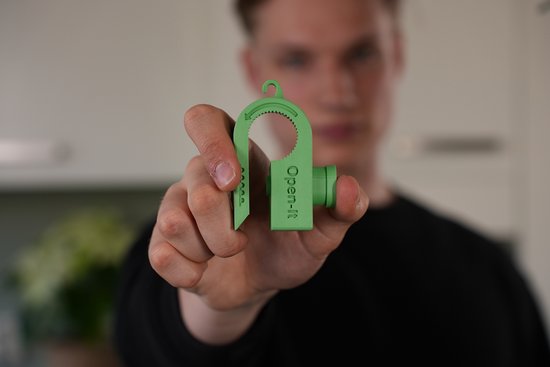 Groene opener met tekst 'Open-It' in een hand van een man, met pijltekens.