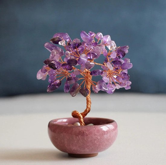Handgemaakte decoratieve boom met amethist edelstenen en koperdraad in een roze pot.
