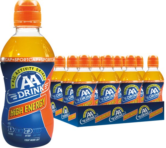 Fles AA Drink High Energy en twaalf flessen in een verpakking. Oranje en blauw etiket met "AA Drink High Energy" tekst.