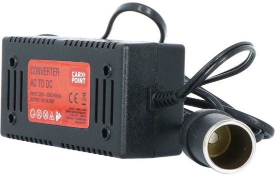Zwarte 230V naar 12V omvormer met rode label. Met ventilatie sleuven en sigarettenaansteker aansluiting.