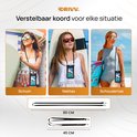 Drie vrouwen met DRIIV telefoonhoes om nek, schuin, als nektas en schoudertas in zomerse setting.