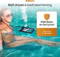 Vrouw ontspant in zwembad met DRIIV waterdichte telefoonhoes om nek, IP68 water- en stofbescherming.