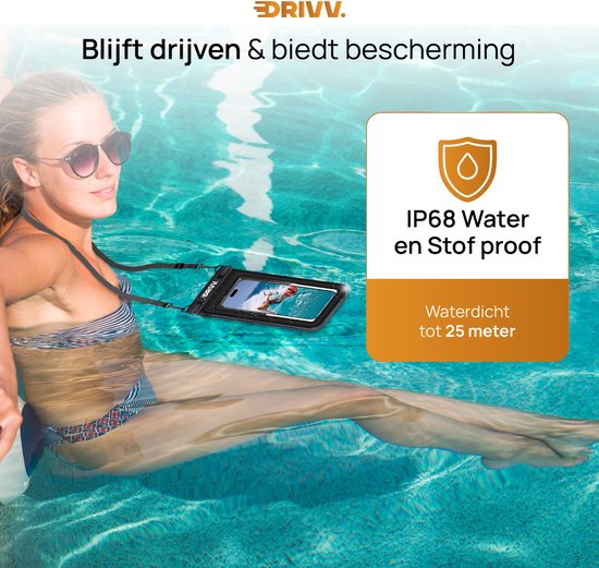 Vrouw ontspant in zwembad met DRIIV waterdichte telefoonhoes om nek, IP68 water- en stofbescherming.