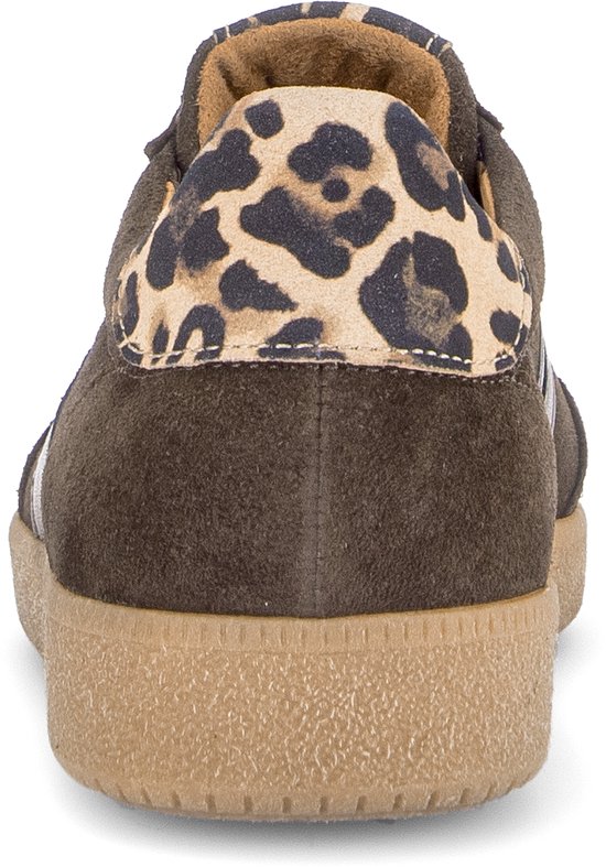 Achterkant van een bruine suède sneaker met leopardprint detail op de hiel.