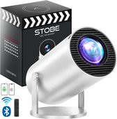 Witte STOBE mini projector met lens, doos, afstandsbediening en iconen voor Android, Apple, WiFi en Bluetooth.