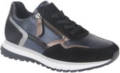 Zwarte sneaker met blauwe en zilverkleurige accenten, suède en gladde panelen, rits en veters.