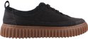Zwarte sneaker met bruine plateauzool.