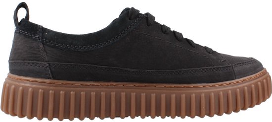 Zwarte sneaker met bruine plateauzool.