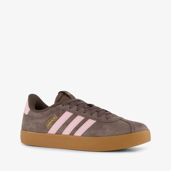 Bruine Adidas sneakers met roze strepen en een gumzool.