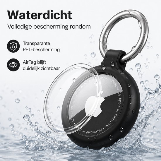 Zwarte AirTag-houder met doorzichtige hoes die water beschermt, omringd door opspattend water.