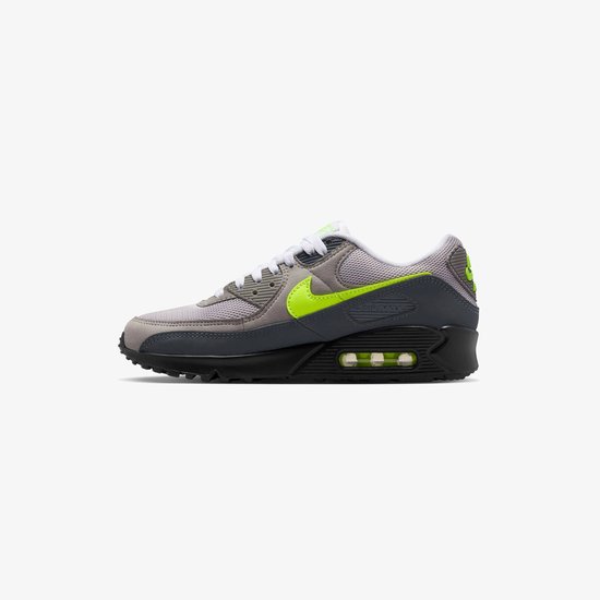 Grijze Nike Air Max 90 sneaker met neon groene details en een zwarte zool.