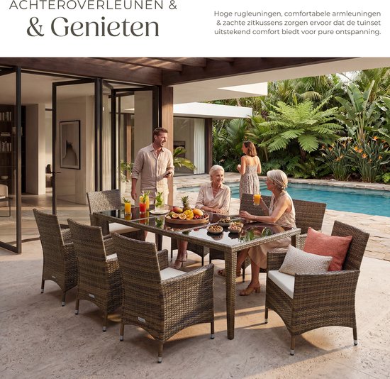 8-persoons tuinset met wicker stoelen en glazen tafel, zittend bij een zwembad onder verlichting.
