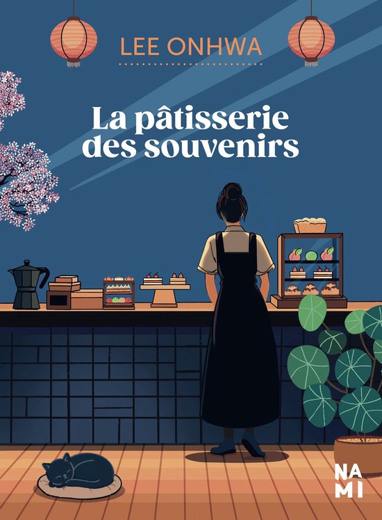 Boekomslag met de titel 'La pâtisserie des souvenirs' in witte letters. Een vrouw met een schort staat achter een toonbank met gebak. Een slapende kat ligt op de vloer.