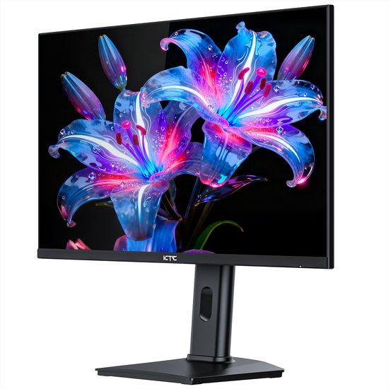 Een KTC monitor op een zwarte standaard, die twee gloeiende, doorschijnende blauwe en roze lelies toont op een zwarte achtergrond.