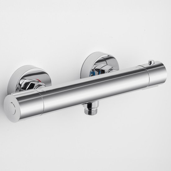 Zilverkleurige thermostaatkraan gemonteerd op een witte muur. Met temperatuurregelaars en aansluiting aan de onderkant.