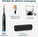 Deel van de Philips Sonicare 9000 DiamondClean: handvat, opzetborstel A3, oplaadglas en reisdoos.
