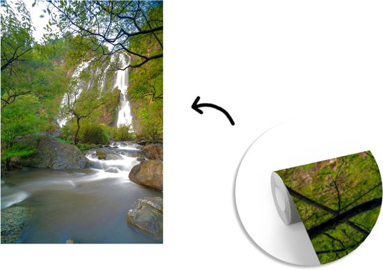 Behang - Fotobehang Een mooi overzicht van de grote waterval in het Klong Lan National Park - Breedte 180 cm x hoogte 280 cm