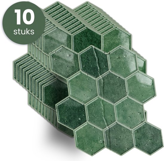 Stapel van 10 groene hexagon tegels, met waterdruppels, die de zelfklevende kant tonen.