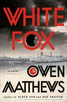 Boekomslag van "White Fox" met rode letters en een portret van een man in een cirkel. Op de achtergrond een omheind gebouw en een donkere lucht.