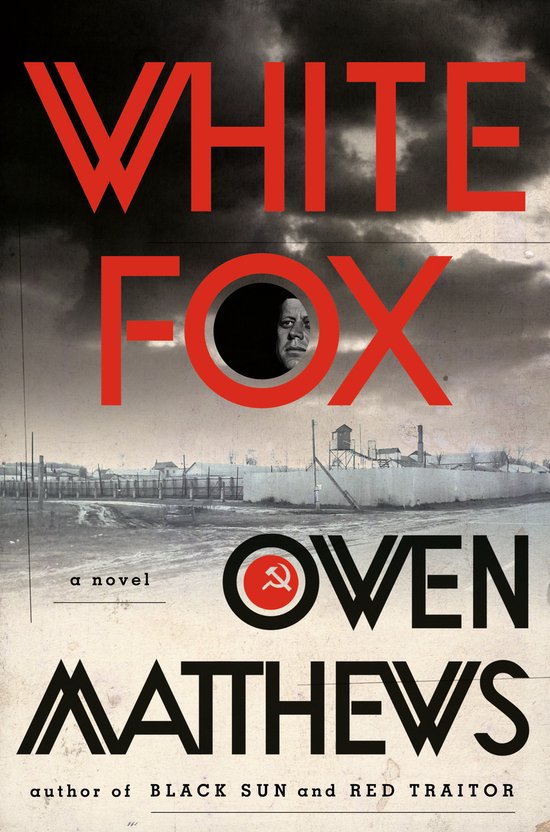 Boekomslag van "White Fox" met rode letters en een portret van een man in een cirkel. Op de achtergrond een omheind gebouw en een donkere lucht.