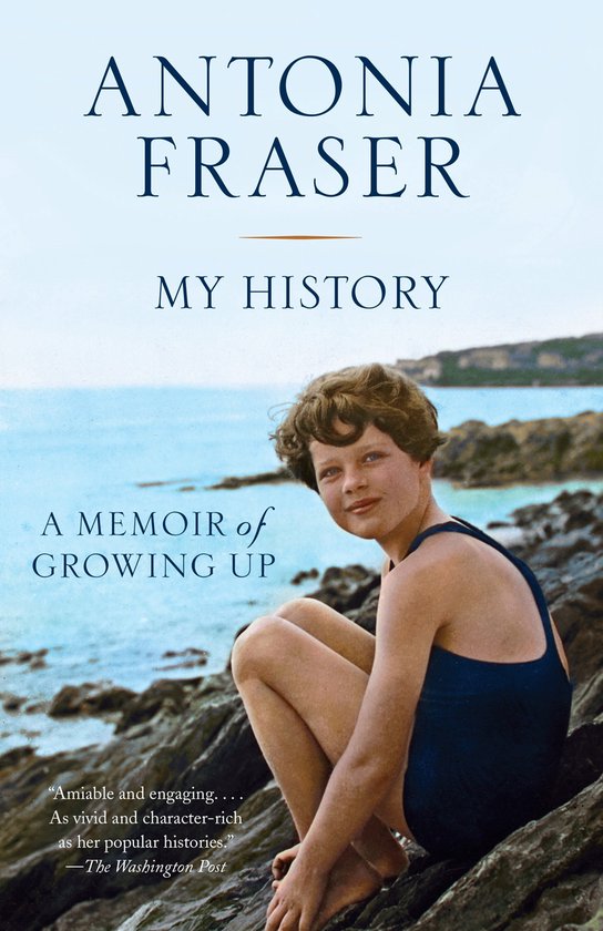 Boek kaft: Antonia Fraser, My History, A Memoir of Growing Up. Een jonge vrouw in badpak zit op stenen bij de zee.