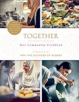 Boek 'Together: Our Community Cookbook' met afbeeldingen van vrouwen die koken en samen eten.