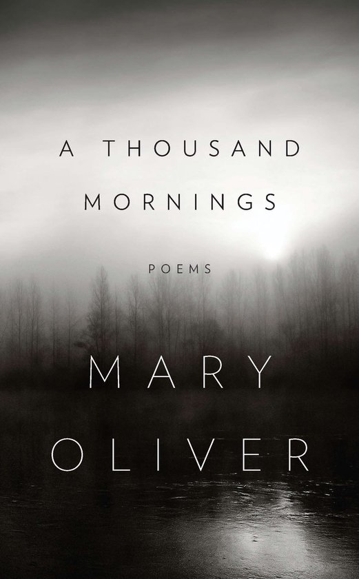 Couverture du livre A Thousand Mornings de Mary Oliver, avec des arbres embrumés et de l'eau