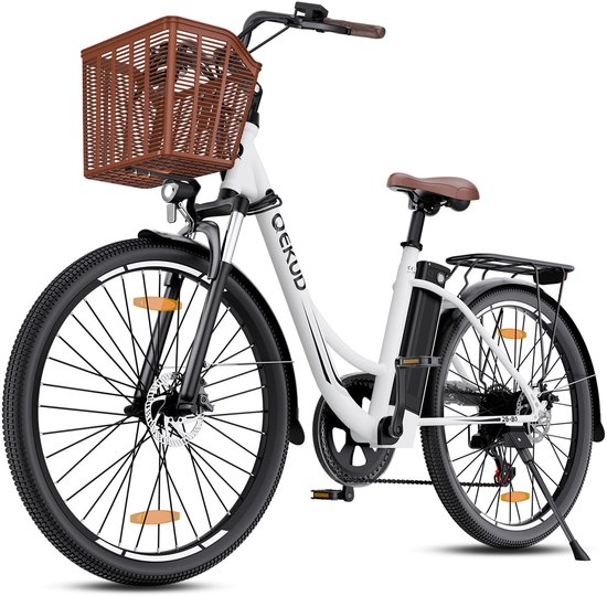 Witte damesfiets met bruine zadel en mand, zwart frame, schijfremmen en bagagedrager.