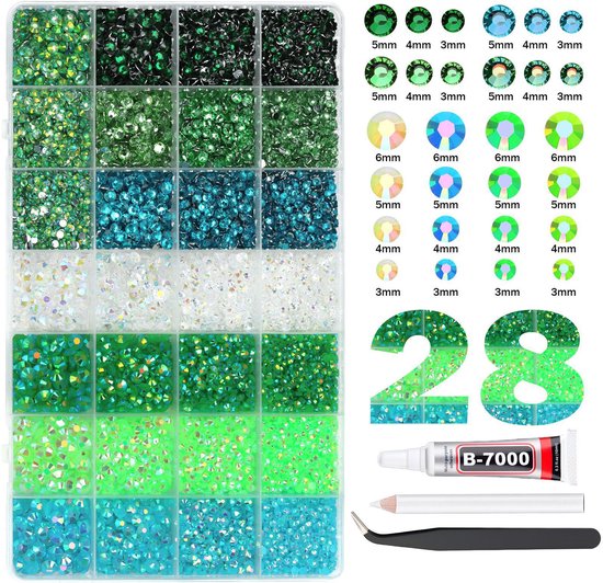 Een assortiment van 28 vakken gevuld met groene, blauwe en witte strass steentjes in verschillende maten.