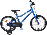 Blauwe kinderfiets 16 inch met zijwieltjes en lichtblauwe pedalen. Tekst 'VENOM' op het frame.