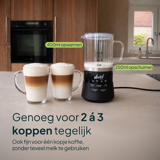 Zwarte melkopschuimer met glazen kan, naast twee glazen met een gelaagde koffie, met indicaties voor 400ml opwarmen en 250ml opschuimen.