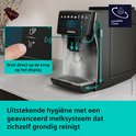 Siemens volautomaat espressomachine: reiniging melksysteem, met aanraken van knop en stoomontwikkeling.