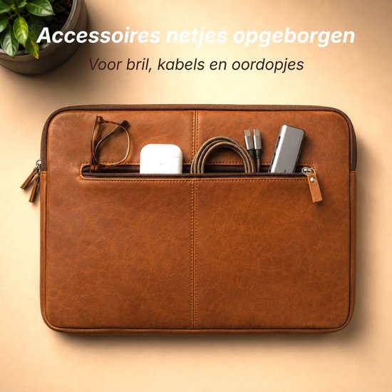 Housse d'ordinateur portable marron en cuir végétalien avec des poches avant contenant des lunettes, des écouteurs et des câbles.