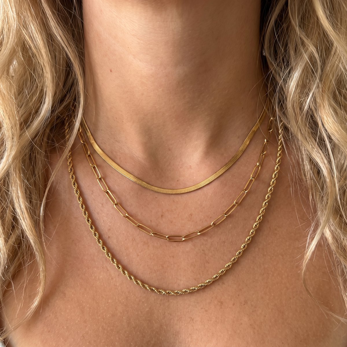 Lundholm Manou Layered Ketting Dames Goudkleurig – Premium Stainless Steel – Drielaagse Damesketting – Verstelbaar – Mix van Schakelketting, Slangenketting en Gedraaide Ketting Dames Cadeau voor Haar – Waterproof & Hypoallergeen