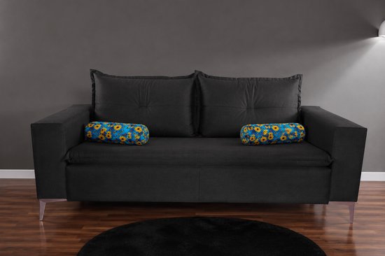 Donkergrijs bankstel met twee blauwe, bloemkussens.