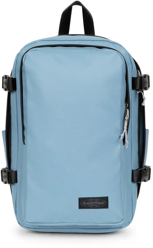 Lichtblauwe Eastpak cabin rugzak met aan de zijkanten zwarte gespen en een voorvak met rits.