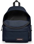 Open donkerblauwe Eastpak rugzak met hoofdvak en voorvak.