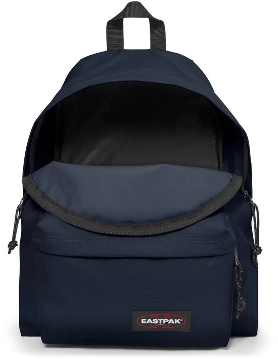 Open donkerblauwe Eastpak rugzak met hoofdvak en voorvak.