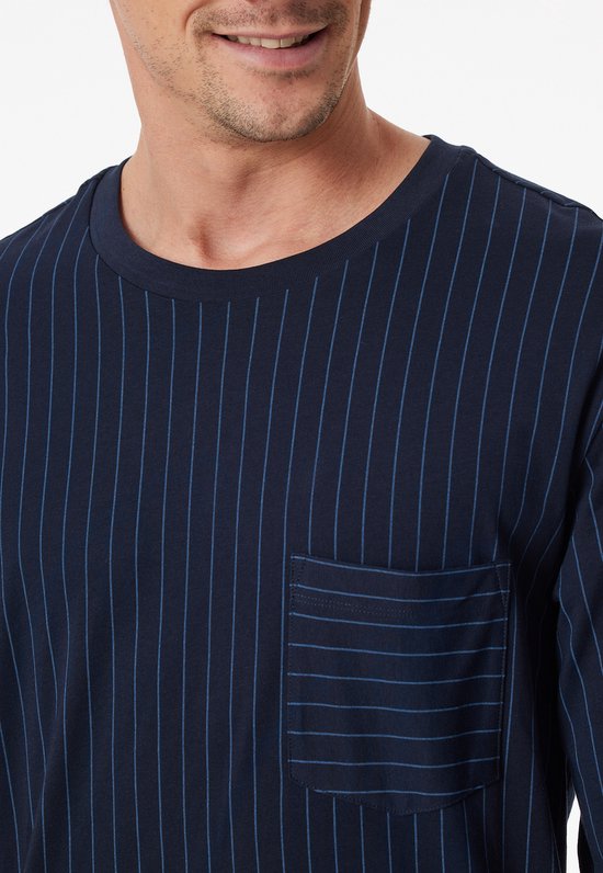 Close-up van een donkerblauwe pyjamatop met verticale strepen en een borstzak.