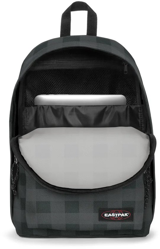 Grijze Eastpak rugzak met ruitpatroon, open voorvak met laptopcompartiment.
