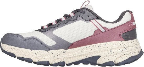 Grijze sportschoen met roze accenten, GO RUN TRAIL van Skechers, waterafstotende technologie.