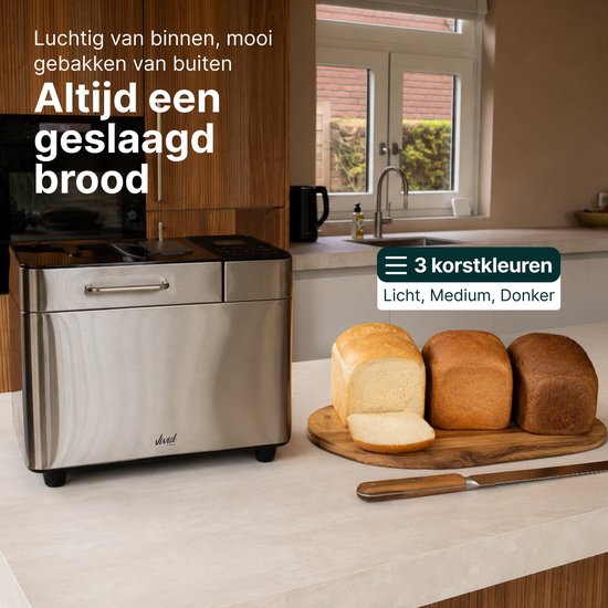 Zilverkleurige broodbakmachine met drie broden.