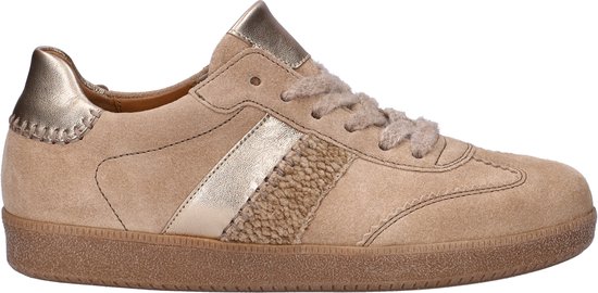 Lichtbruine suède sneaker met gouden accenten, witte veters en een bruine zool.