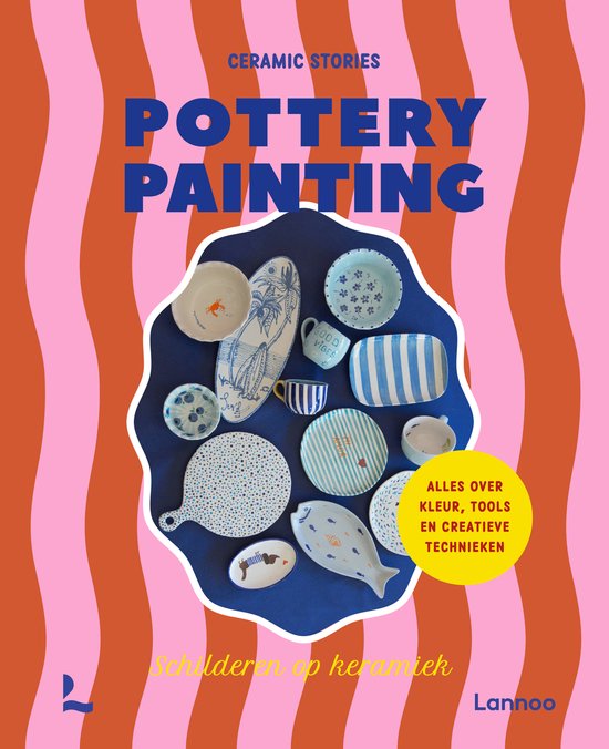 Couverture du livre Pottery Painting avec de la céramique bleue et blanche sur fond rayé rose et orange. Texte: Ceramic Stories Pottery Painting.