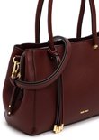 Bordeauxrode SURI FREY shopper, detail van de zijkant met ritssluiting, strik en goudkleurige details.
