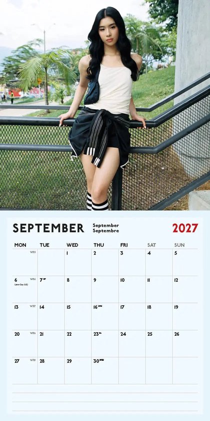 Model in wit tanktop, zwarte shorts met strikband en witte sokken met strepen, met een kalender van september 2027.