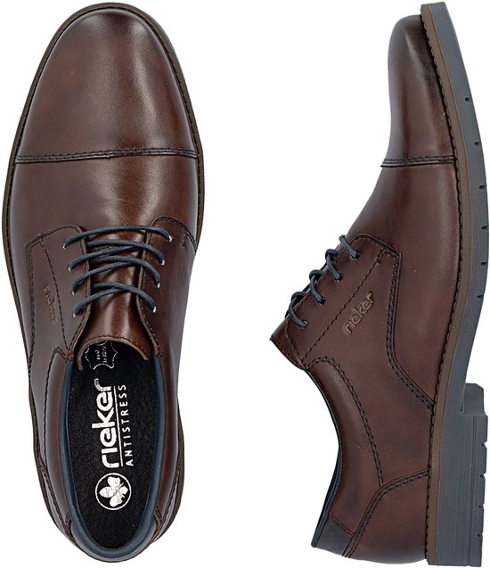 Bruine leren Rieker veterschoenen, één van boven, één van de zijkant.