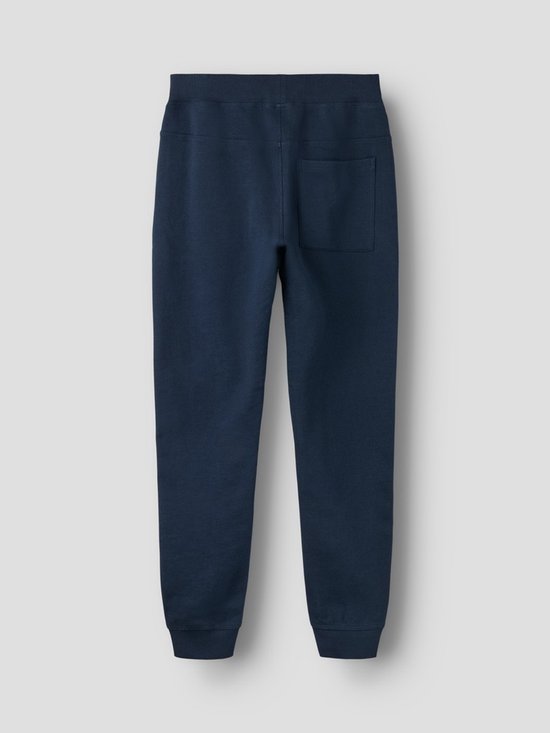 Donkerblauwe joggingbroek met achterzak.